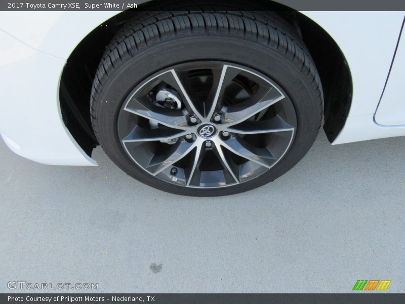 Super White / Ash 2017 Toyota Camry XSE
