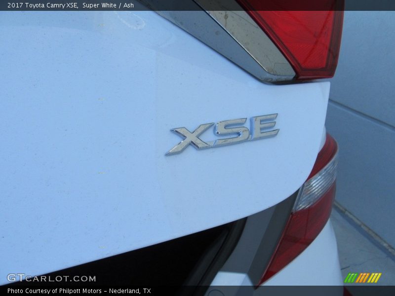 Super White / Ash 2017 Toyota Camry XSE
