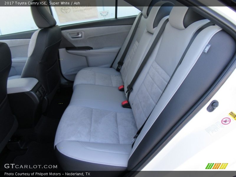 Super White / Ash 2017 Toyota Camry XSE
