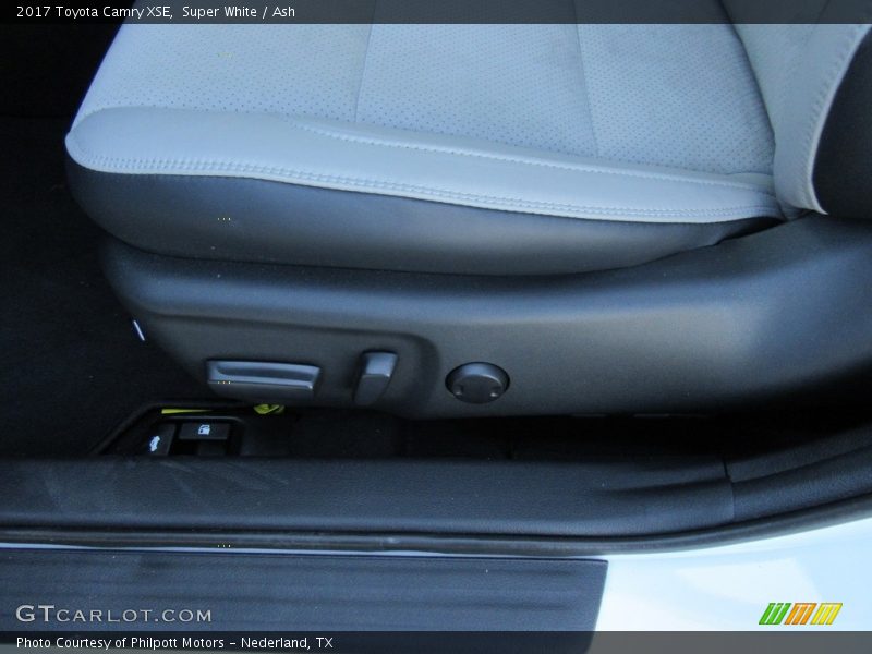 Super White / Ash 2017 Toyota Camry XSE