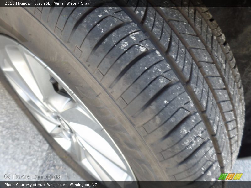 Winter White / Gray 2016 Hyundai Tucson SE