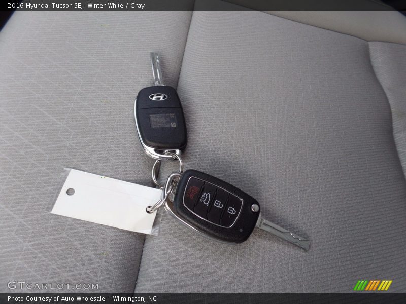 Winter White / Gray 2016 Hyundai Tucson SE