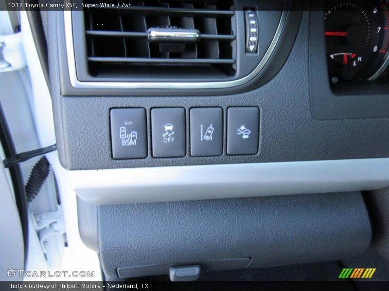 Super White / Ash 2017 Toyota Camry XSE