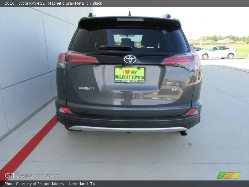 Magnetic Gray Metallic / Black 2016 Toyota RAV4 SE