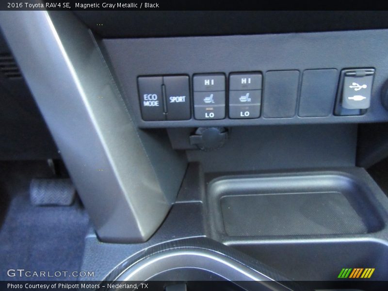 Magnetic Gray Metallic / Black 2016 Toyota RAV4 SE