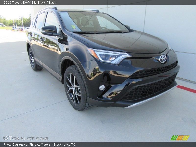 Front 3/4 View of 2016 RAV4 SE
