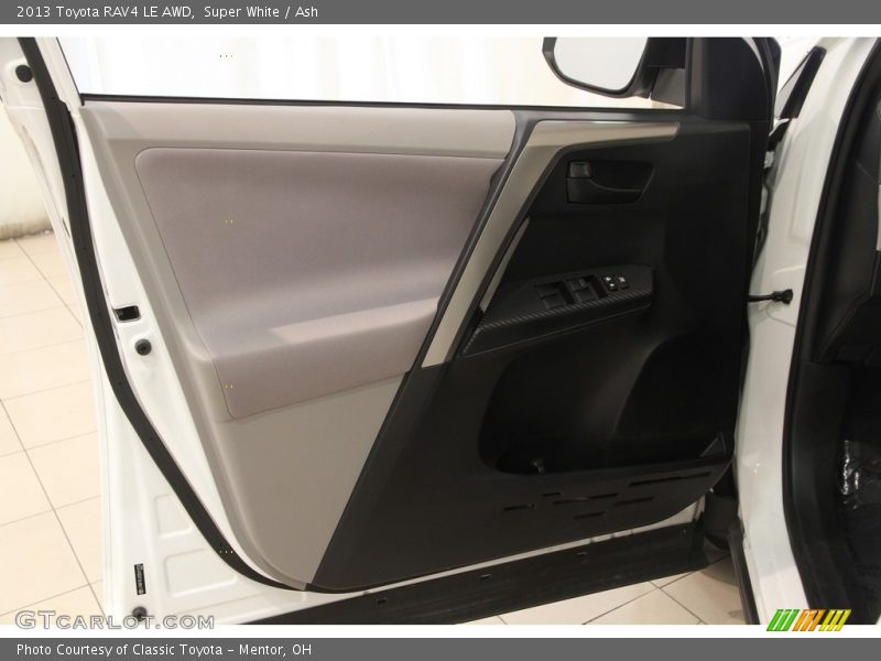 Super White / Ash 2013 Toyota RAV4 LE AWD
