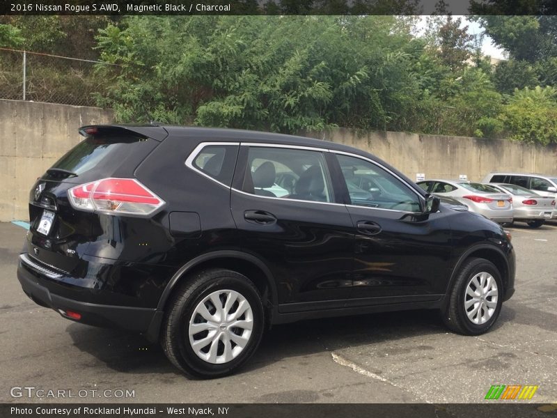 Magnetic Black / Charcoal 2016 Nissan Rogue S AWD