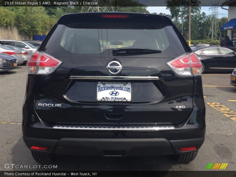 Magnetic Black / Charcoal 2016 Nissan Rogue S AWD