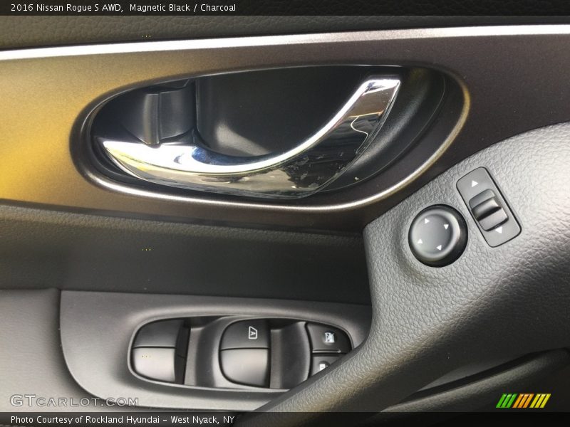 Magnetic Black / Charcoal 2016 Nissan Rogue S AWD
