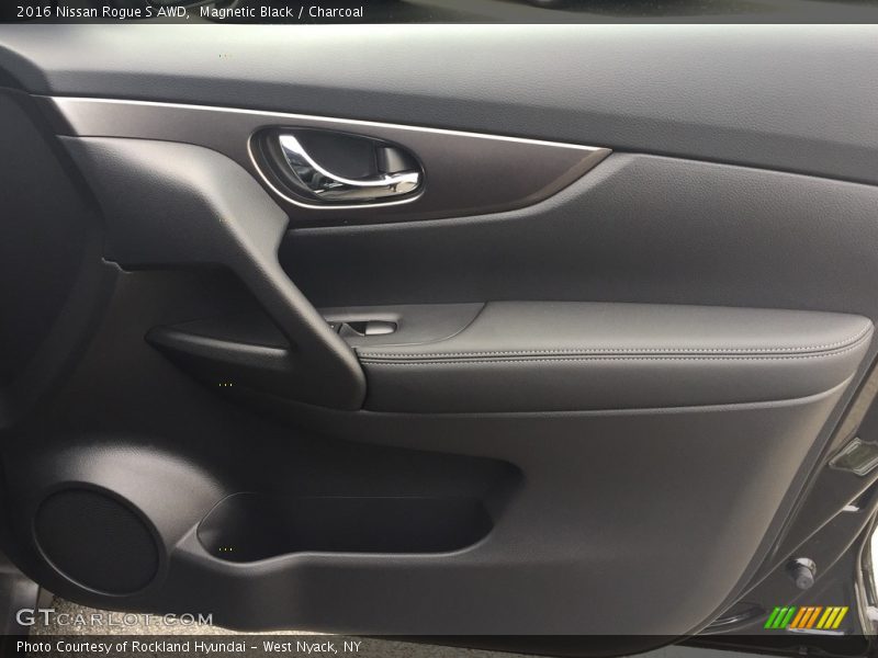 Magnetic Black / Charcoal 2016 Nissan Rogue S AWD