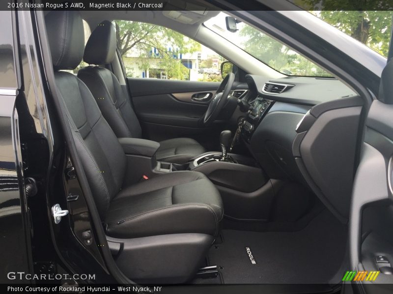 Magnetic Black / Charcoal 2016 Nissan Rogue S AWD