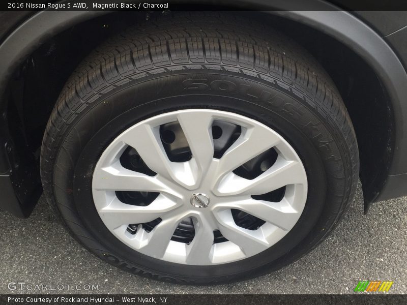 Magnetic Black / Charcoal 2016 Nissan Rogue S AWD