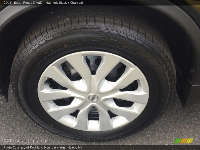 Magnetic Black / Charcoal 2016 Nissan Rogue S AWD