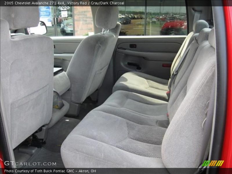 Victory Red / Gray/Dark Charcoal 2005 Chevrolet Avalanche Z71 4x4