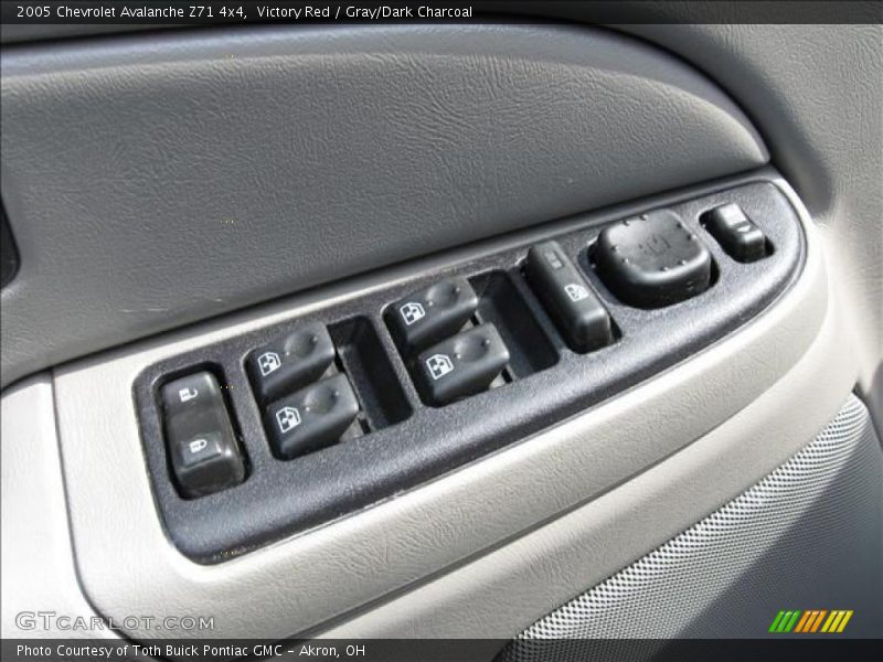 Victory Red / Gray/Dark Charcoal 2005 Chevrolet Avalanche Z71 4x4