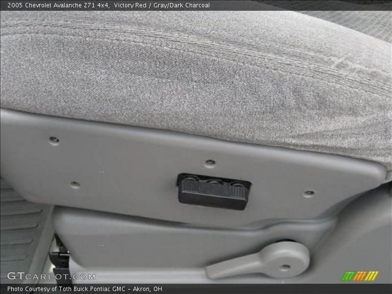Victory Red / Gray/Dark Charcoal 2005 Chevrolet Avalanche Z71 4x4