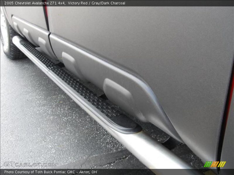 Victory Red / Gray/Dark Charcoal 2005 Chevrolet Avalanche Z71 4x4