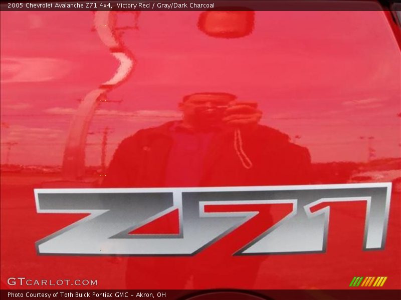 Victory Red / Gray/Dark Charcoal 2005 Chevrolet Avalanche Z71 4x4