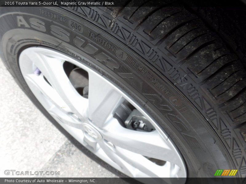Magnetic Gray Metallic / Black 2016 Toyota Yaris 5-Door LE