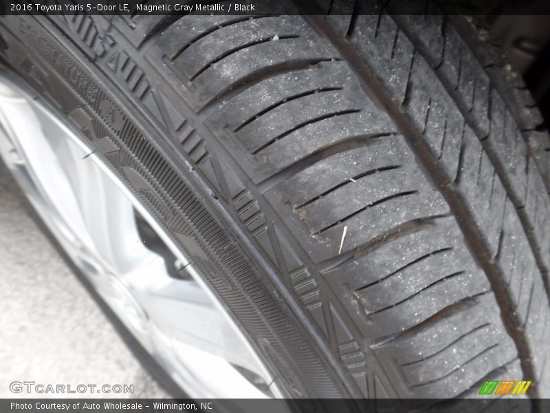 Magnetic Gray Metallic / Black 2016 Toyota Yaris 5-Door LE