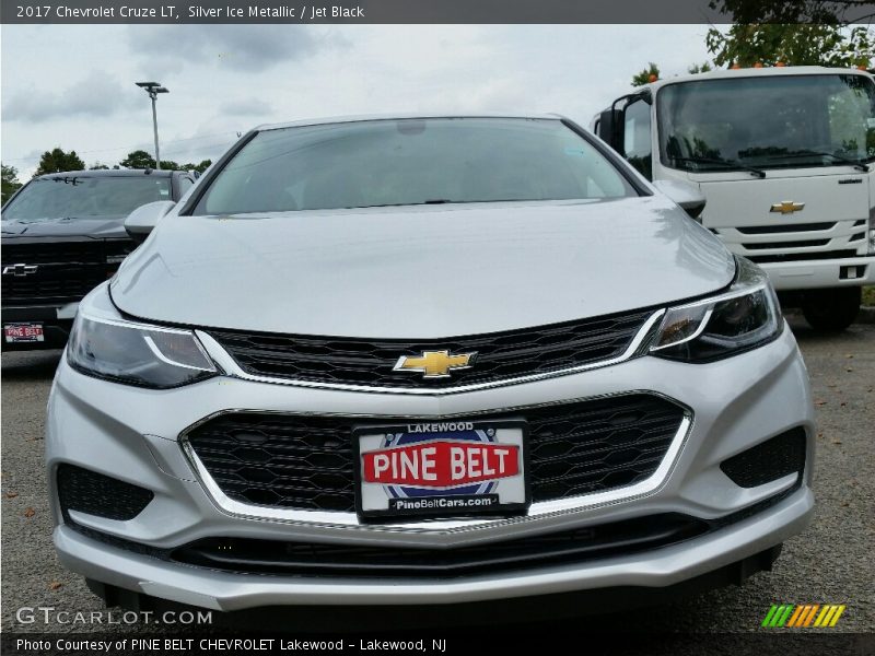 Silver Ice Metallic / Jet Black 2017 Chevrolet Cruze LT