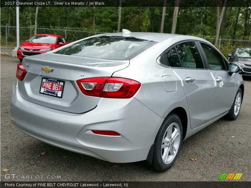 Silver Ice Metallic / Jet Black 2017 Chevrolet Cruze LT