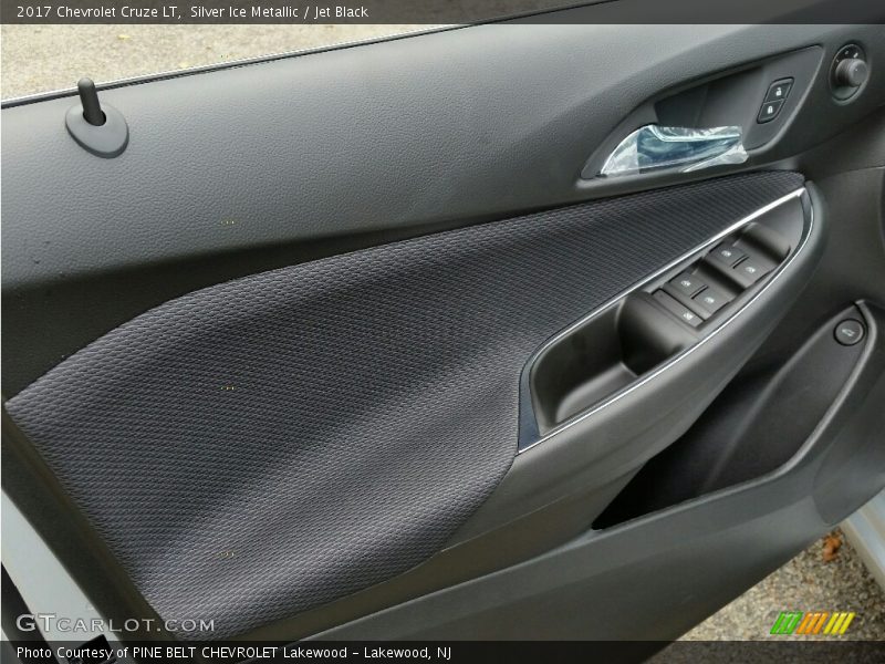 Silver Ice Metallic / Jet Black 2017 Chevrolet Cruze LT