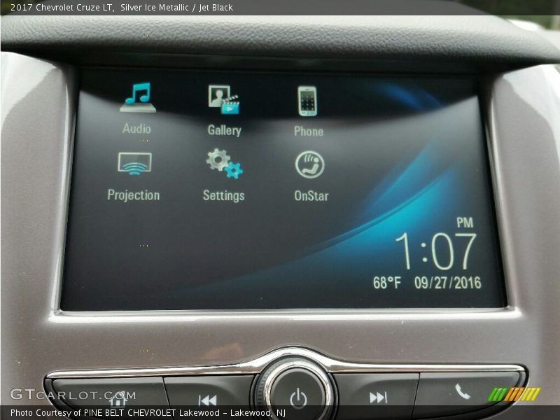 Silver Ice Metallic / Jet Black 2017 Chevrolet Cruze LT