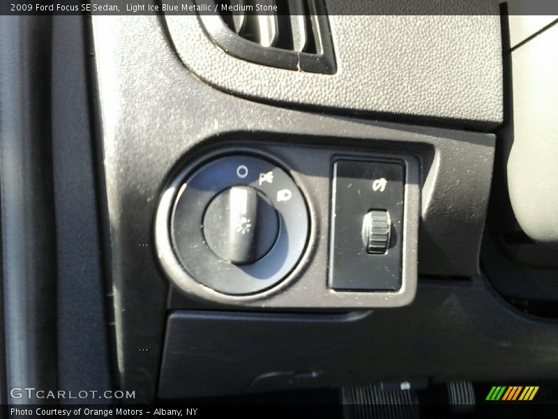 Light Ice Blue Metallic / Medium Stone 2009 Ford Focus SE Sedan