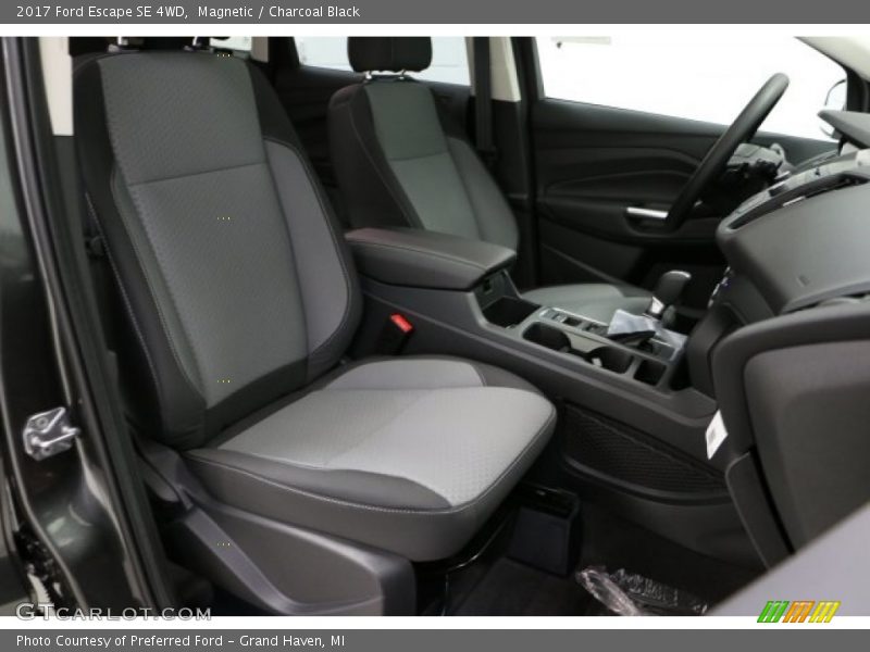 Magnetic / Charcoal Black 2017 Ford Escape SE 4WD
