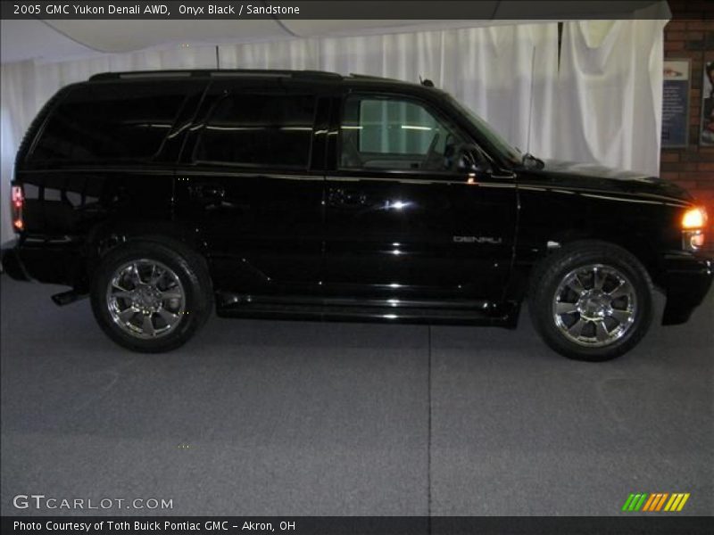 Onyx Black / Sandstone 2005 GMC Yukon Denali AWD