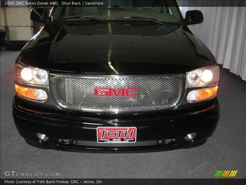 Onyx Black / Sandstone 2005 GMC Yukon Denali AWD