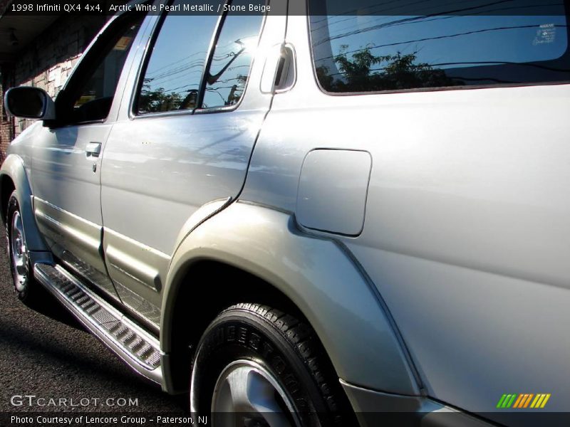 Arctic White Pearl Metallic / Stone Beige 1998 Infiniti QX4 4x4