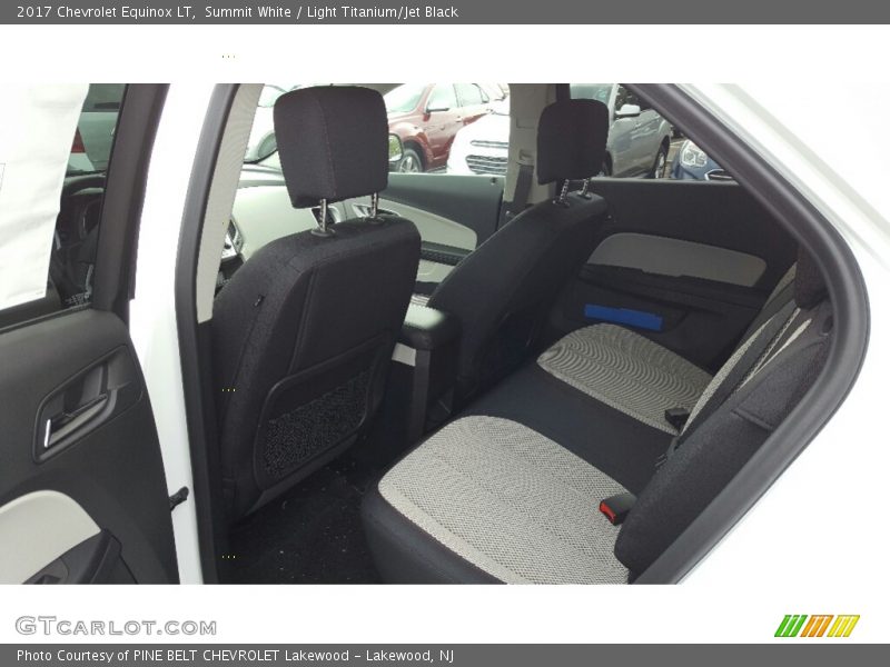 Summit White / Light Titanium/Jet Black 2017 Chevrolet Equinox LT
