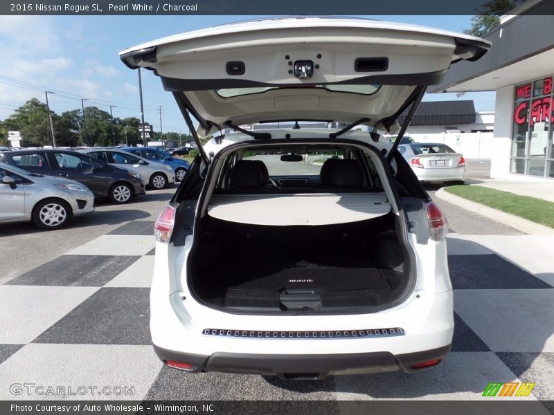 Pearl White / Charcoal 2016 Nissan Rogue SL