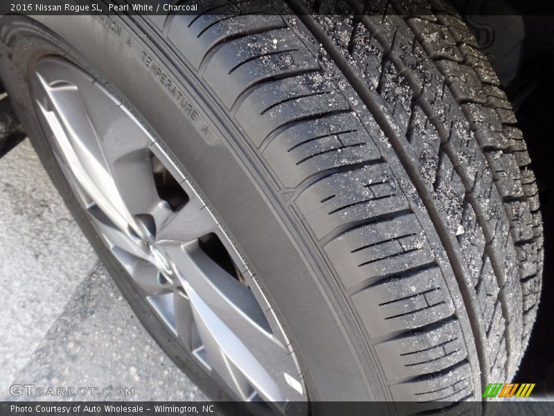 Pearl White / Charcoal 2016 Nissan Rogue SL