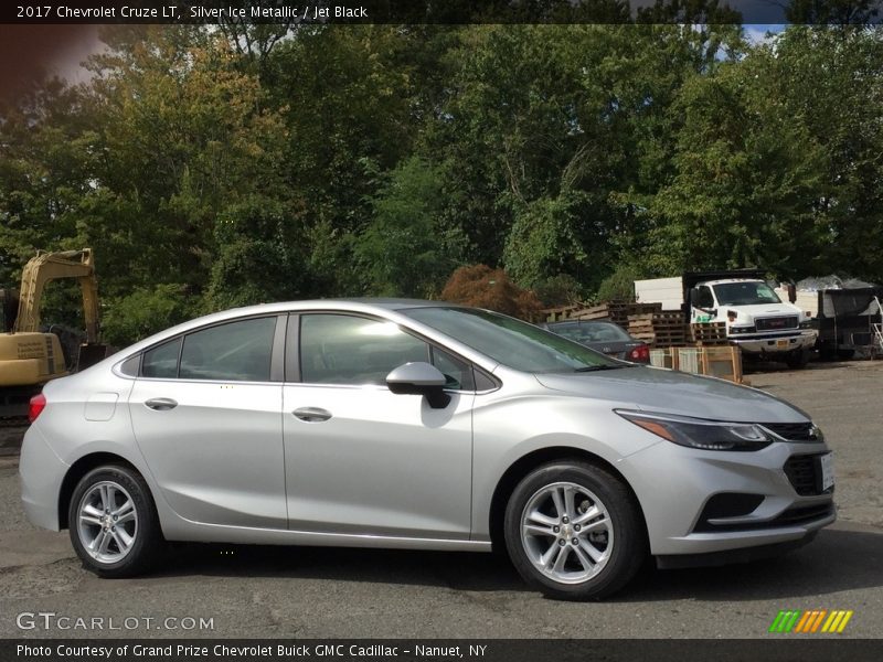 Silver Ice Metallic / Jet Black 2017 Chevrolet Cruze LT