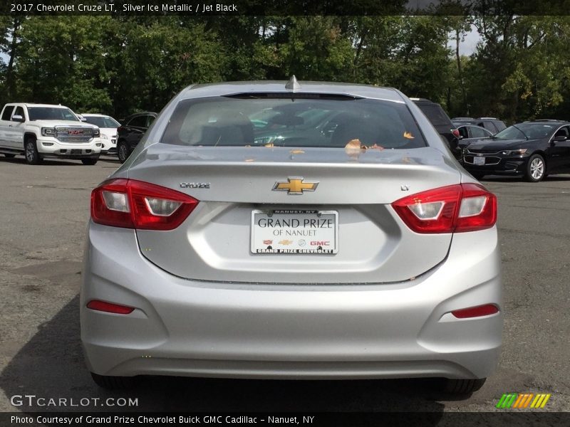 Silver Ice Metallic / Jet Black 2017 Chevrolet Cruze LT