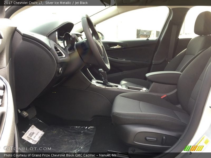 Silver Ice Metallic / Jet Black 2017 Chevrolet Cruze LT