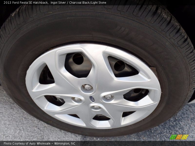 Ingot Silver / Charcoal Black/Light Stone 2013 Ford Fiesta SE Hatchback
