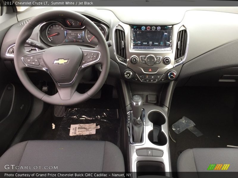 Summit White / Jet Black 2017 Chevrolet Cruze LT