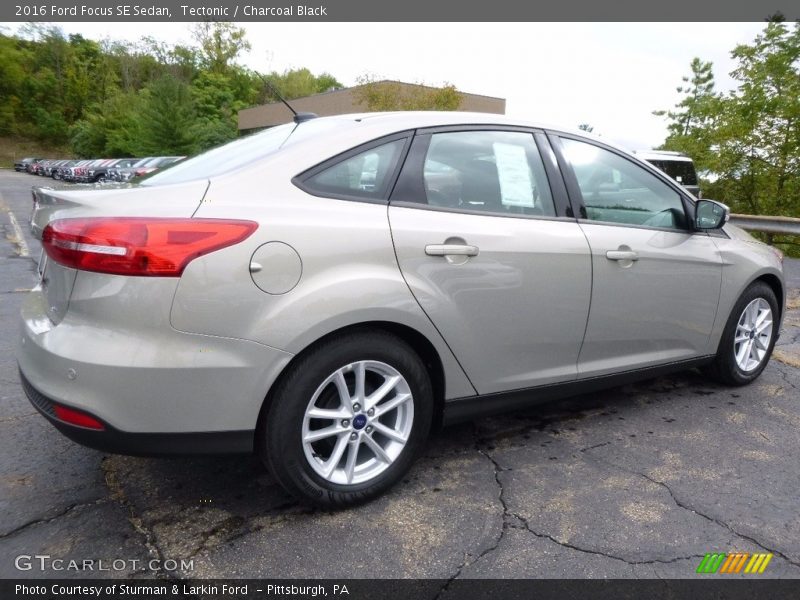 Tectonic / Charcoal Black 2016 Ford Focus SE Sedan