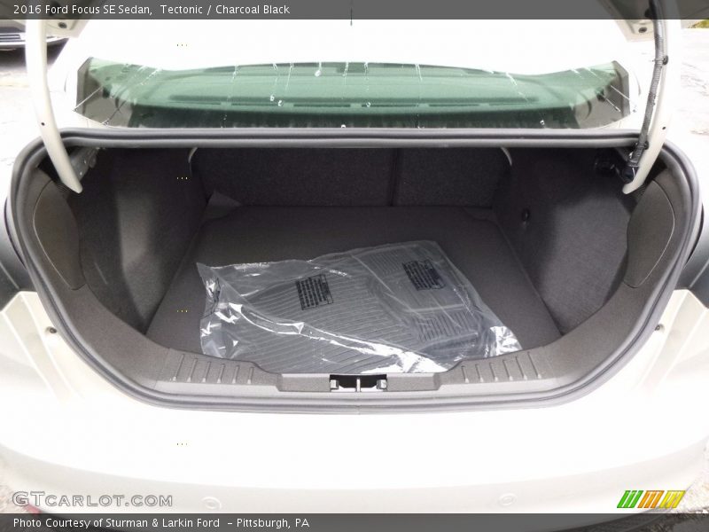 Tectonic / Charcoal Black 2016 Ford Focus SE Sedan