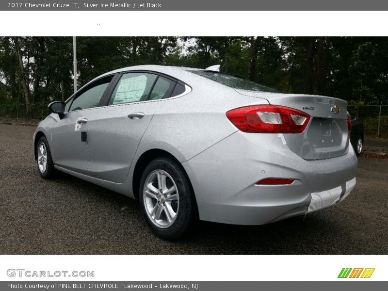 Silver Ice Metallic / Jet Black 2017 Chevrolet Cruze LT