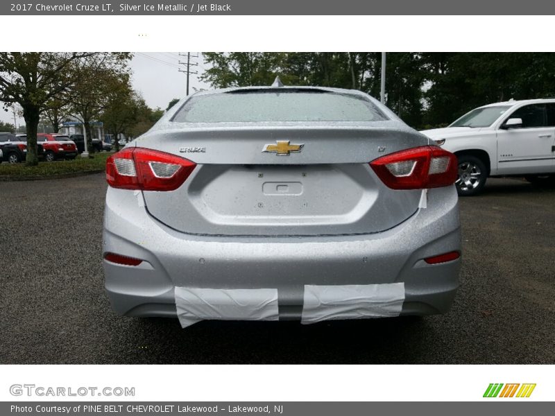 Silver Ice Metallic / Jet Black 2017 Chevrolet Cruze LT