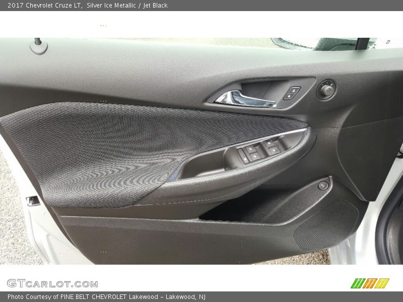 Silver Ice Metallic / Jet Black 2017 Chevrolet Cruze LT