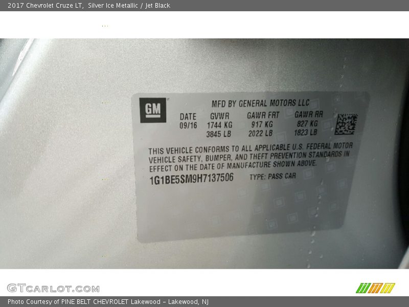 Silver Ice Metallic / Jet Black 2017 Chevrolet Cruze LT
