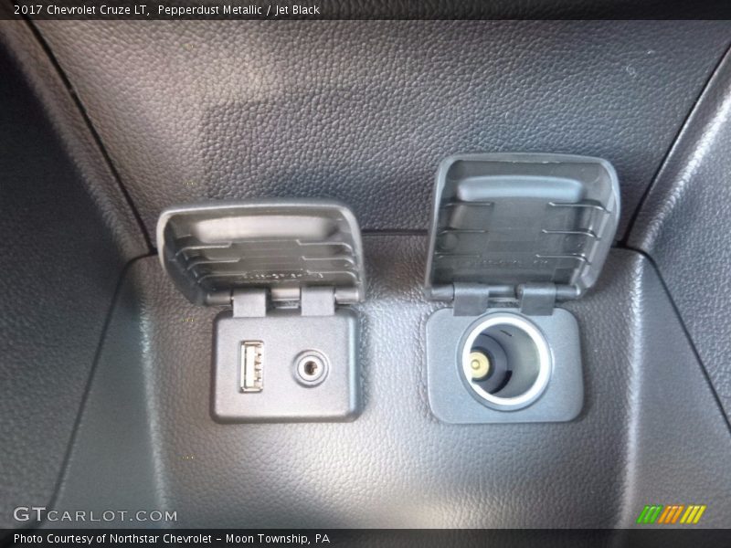 Pepperdust Metallic / Jet Black 2017 Chevrolet Cruze LT