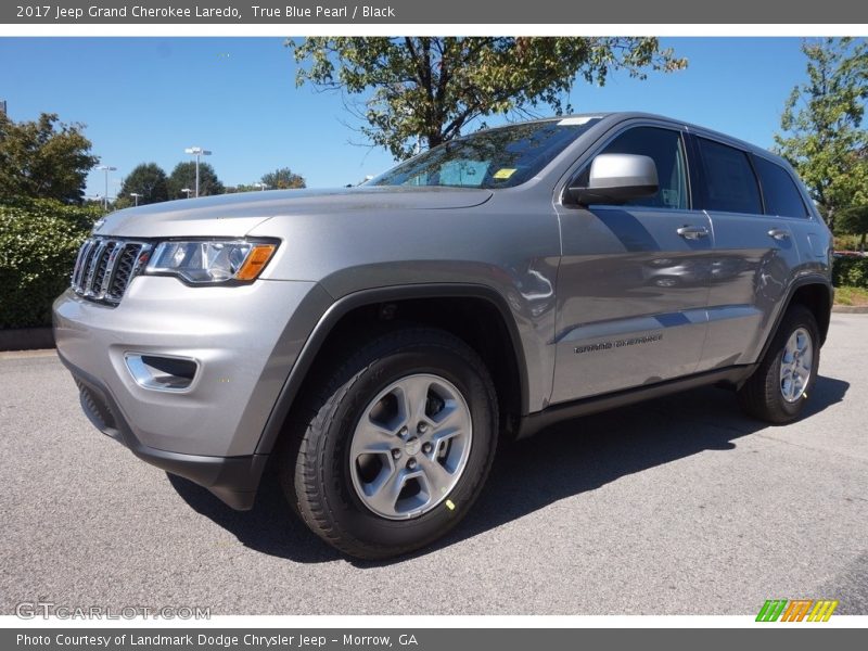 Front 3/4 View of 2017 Grand Cherokee Laredo